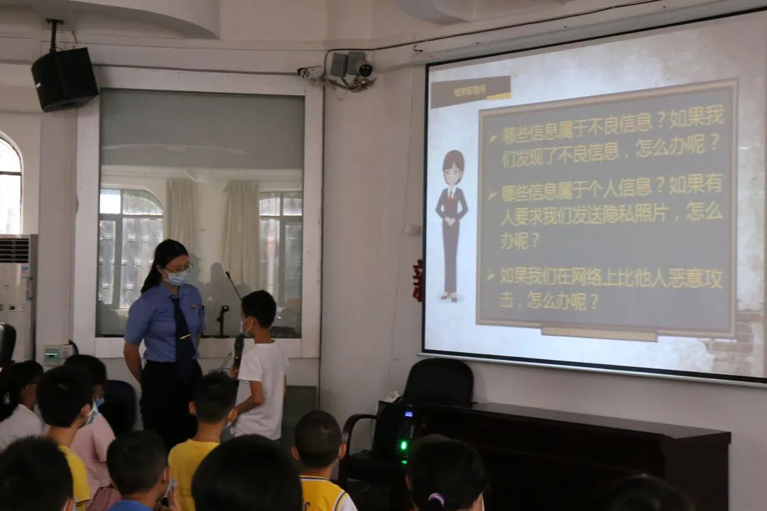 第三检察部干警谭颖珠讲授主题为《青春网事 守护少年的你》的法治课